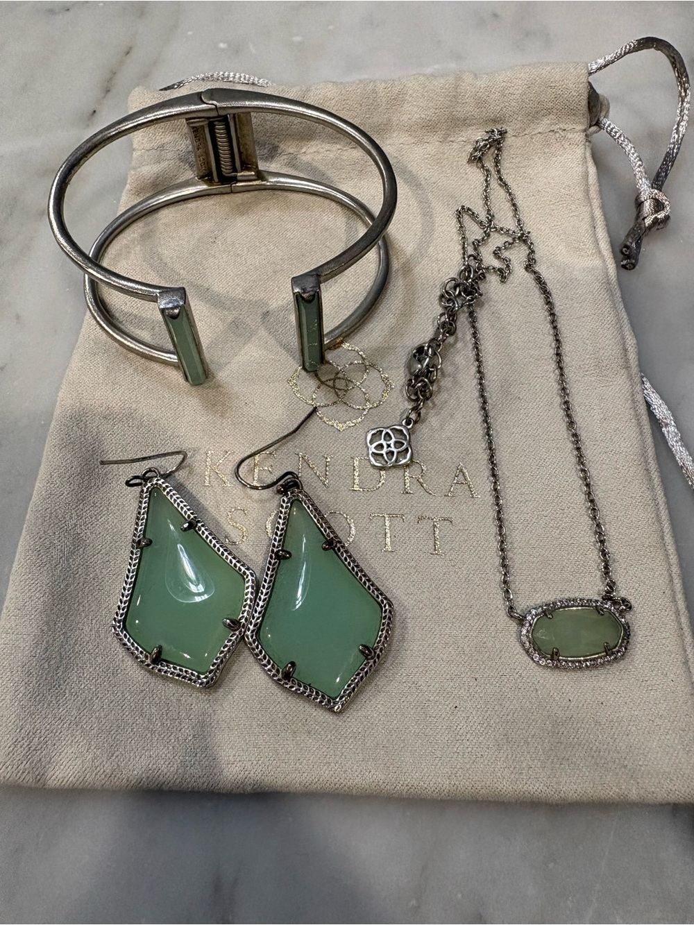 Kendra Scott Silver & Chalcedony Green Set
Bracelet Earrings Necklace EUC